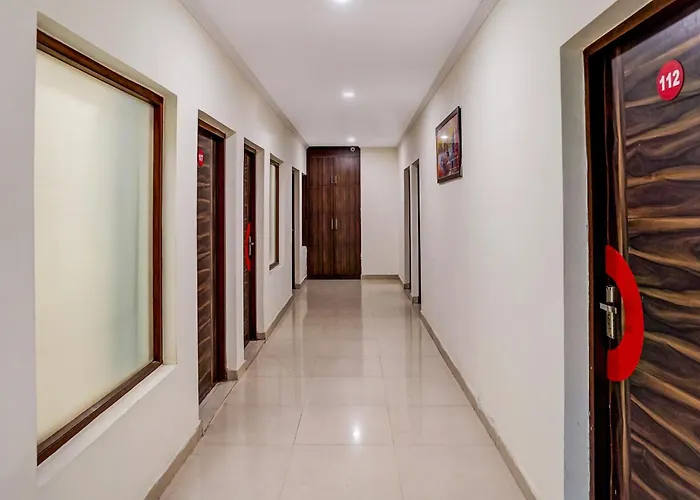 Townhouse Diamond View Hotel Noida