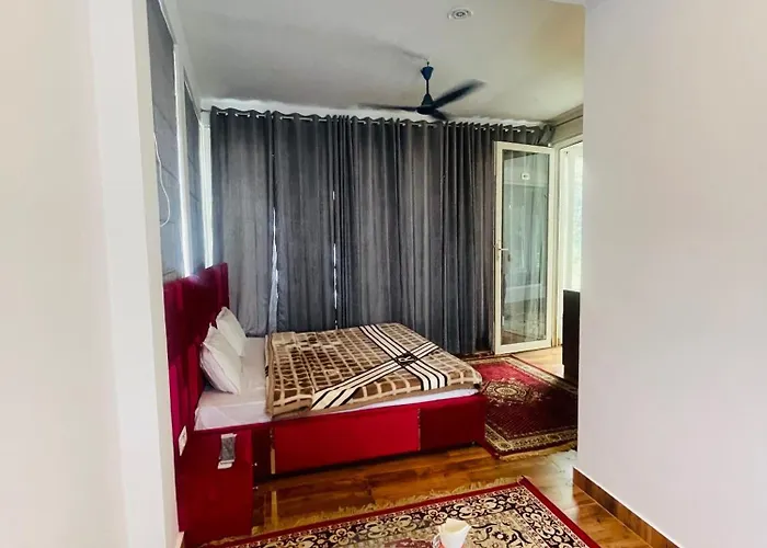 Oyo 66008 Maan Cottages