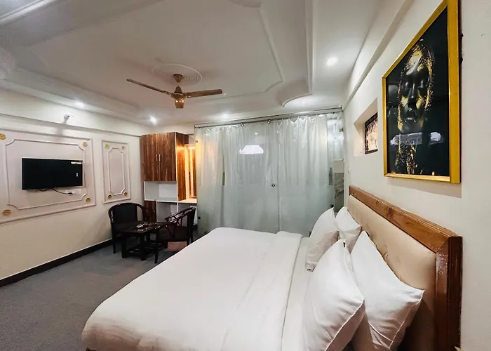 Pine View Luxury Resort With Mountain View & Premium Rooms