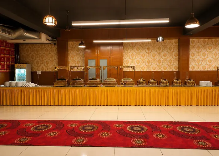 Hotel Woodlark Heights Zirakpur Chandigarh !! Family Hotel ! Easy Airport Access ! Budget Friendly