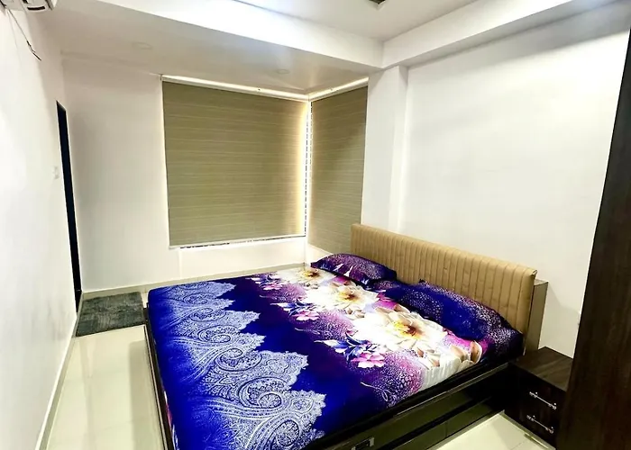 Cozy 2Bhk With Balcony & Kitchen