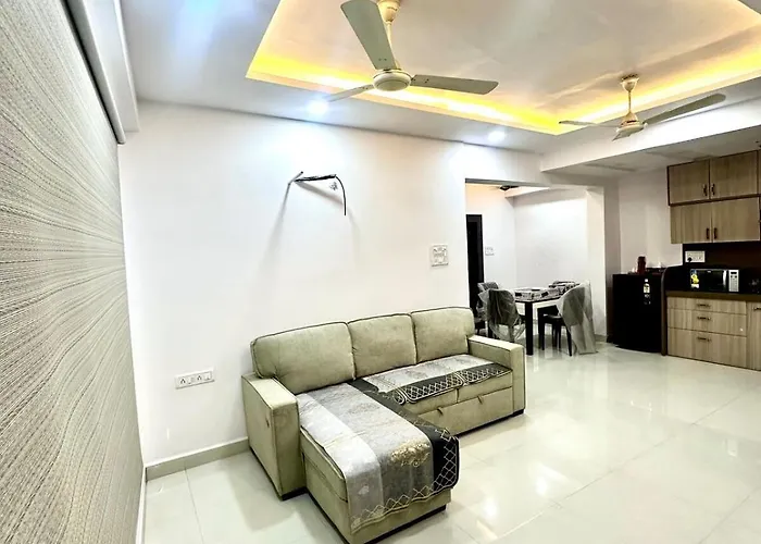 Cozy 2Bhk With Balcony & Kitchen