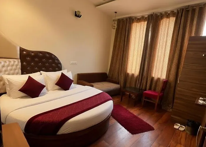 Hotel Woodcresstt Zirakpur !! Budget Friendly Stay With Airport Access
