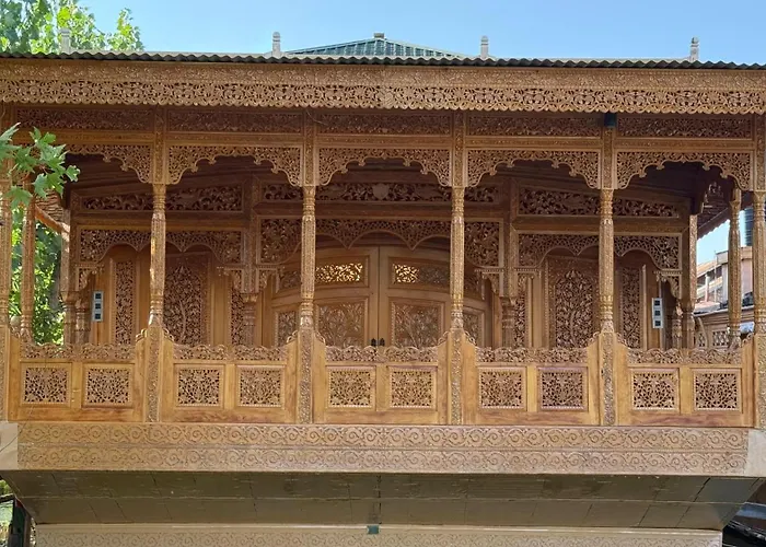 Suroor Houseboat