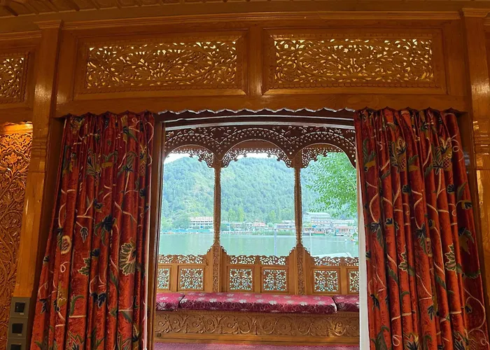 Suroor Houseboat