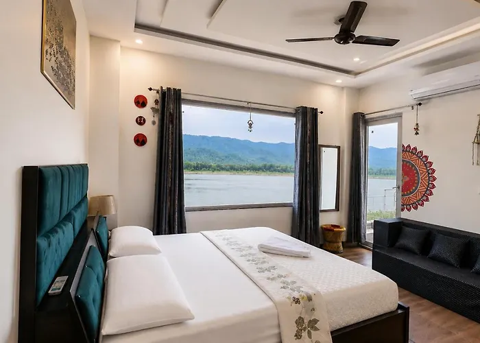 Advaitam Ganga & Hill View Homestay By The Ganges Ghat - Luxury 3 Bhk