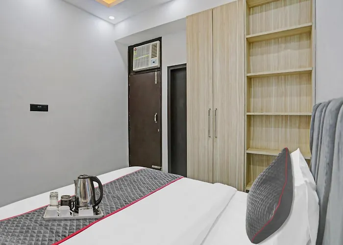 Townhouse Hotel The Rasa A Premium Park Near Onyx Mall Vasundhara