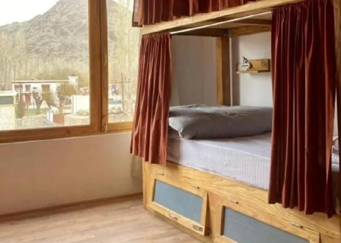 Mount End Hostels & Rooms