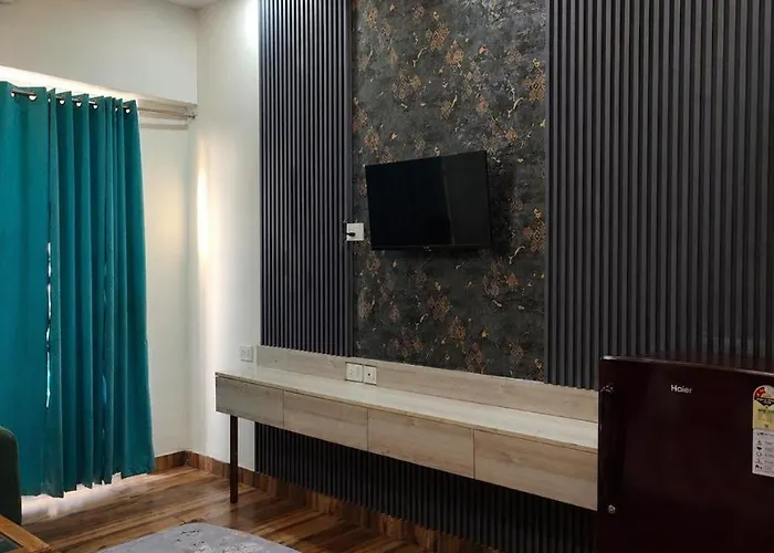 Arista Stay I Studio Apartment I Sec-4 Greater Noida I Gaur City Mall