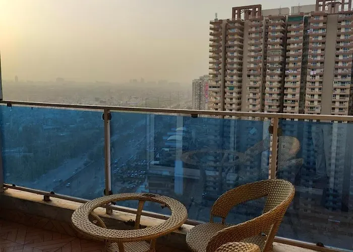 Arista Stay I Studio Apartment I Sec-4 Greater Noida I Gaur City Mall
