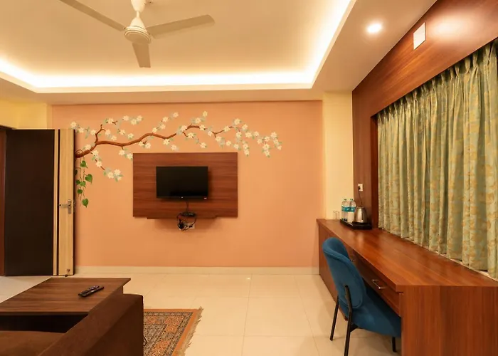 Wildberrys Inn - Luxurious Stay - Free Breakfast - Swimming Pool - Room With Living Room