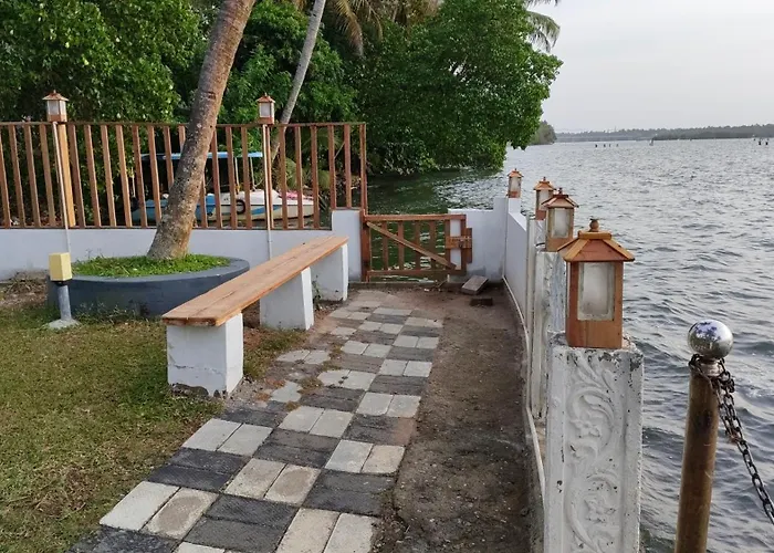 Sambranikodi Resort And Home Stay