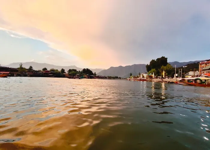 Lalarukh Group Of Houseboats