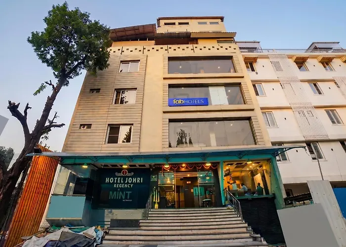 Fabhotel Johri Regency