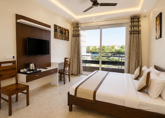 Hotel Classic It Hub Near Dlf City Centre Mall