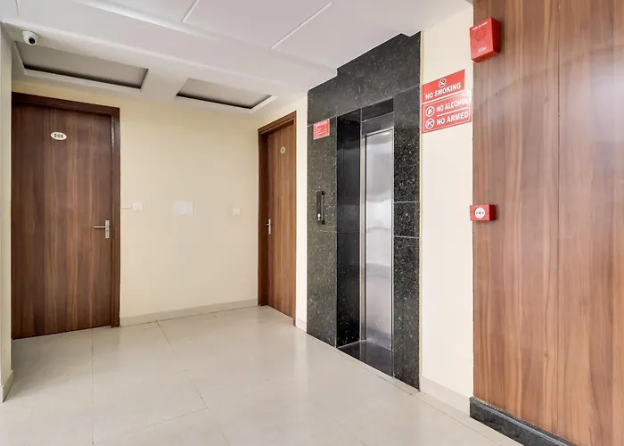 Super Capital O Seven Wonders Inn Near Sahara Ganj Mall