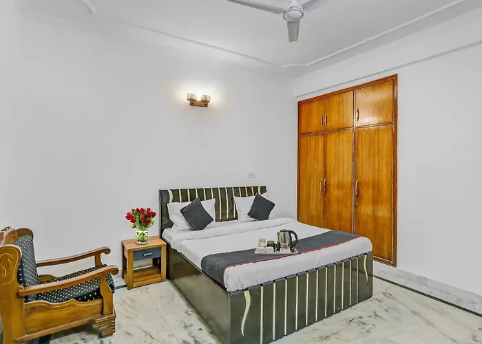 Townhouse Metro Inn Residency Near Iskcon Temple Noida