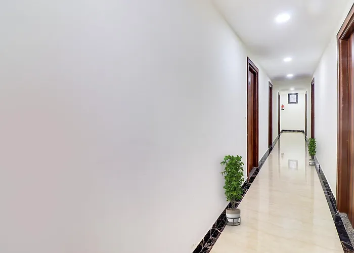 Hotel O Golden Grand Tajganj