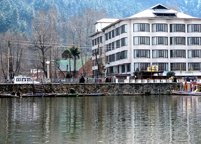 Srinagar (Jammu and Kashmir) Hotels With Pool