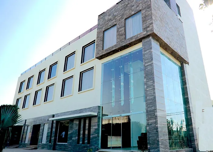The Mystic Palms Hotel Mathura