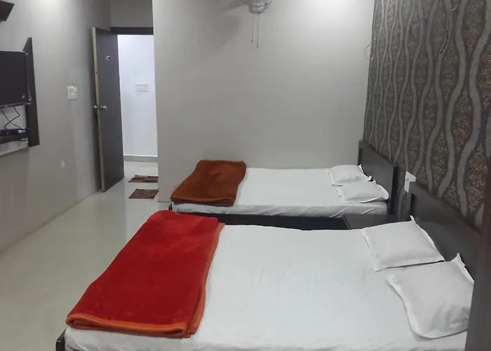 Hotel Holiday Era Opposite Railway Station